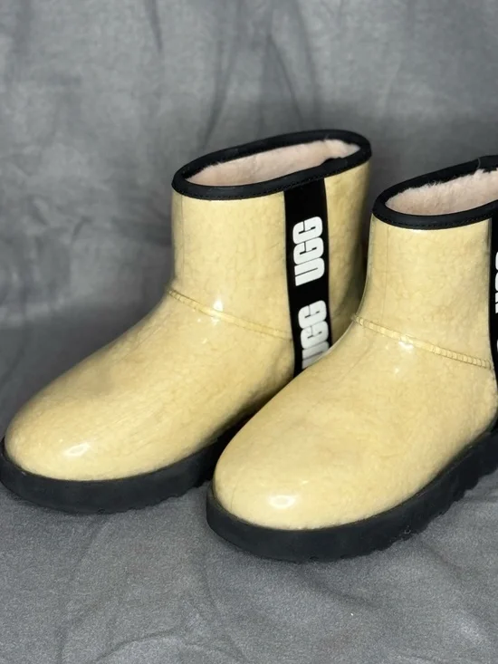 UGG Classic Clear Mini Waterproof Boots Natural Black Sheepskin Lining Size 8 - Picture 2 of 10